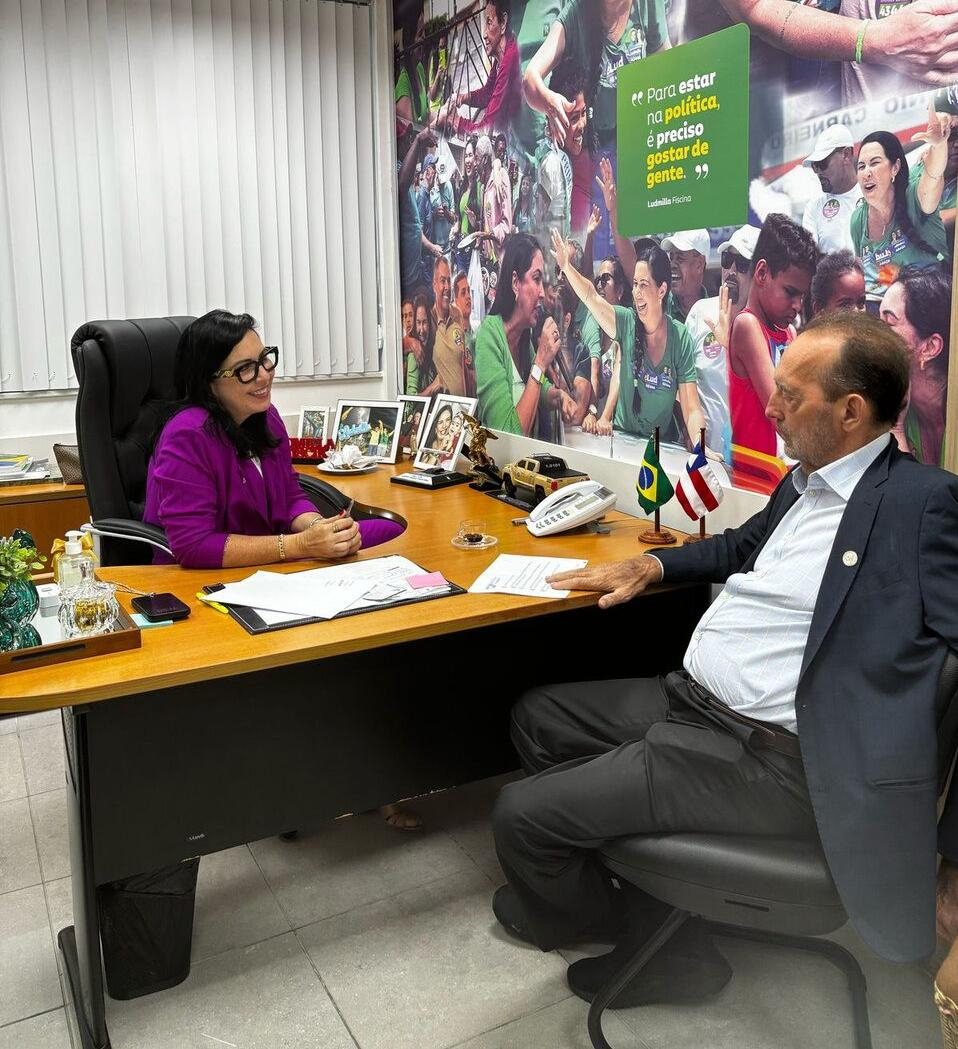 Sr. Cergio conversa com a deputada Ludmilla Fiscina (PV)