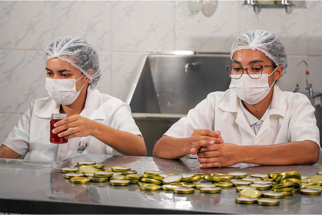 Mulheres da Coopercuc embalando a geleia produzida pela cooperativa baiana.