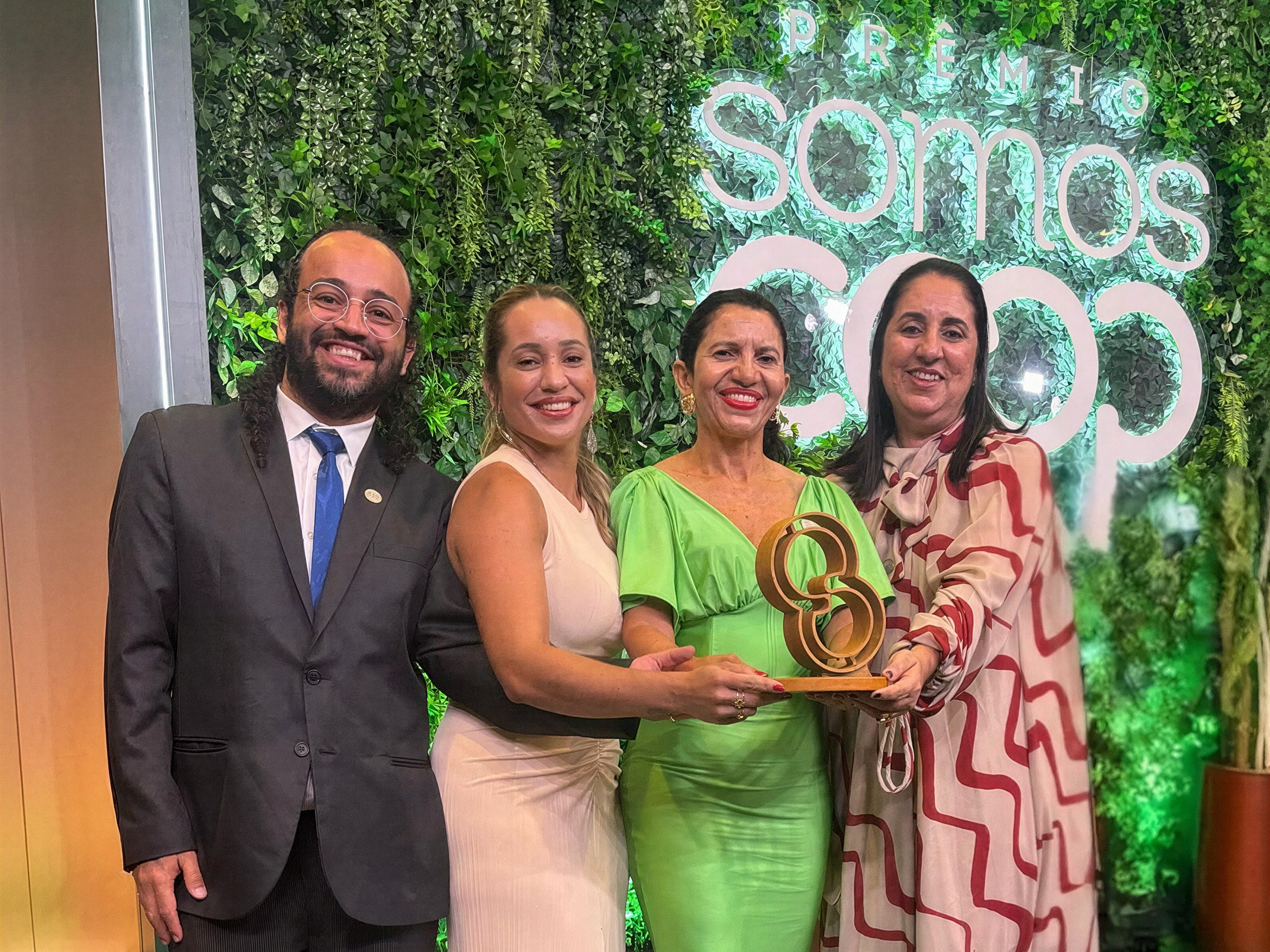 Representantes da Coperil celebram a premiação